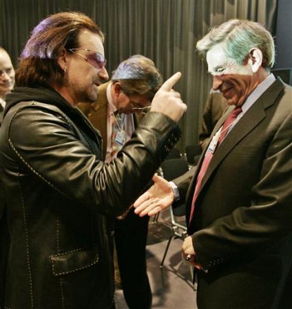 Bono avec Paul Wolfowitz, le président de la Banque Mondiale, n°2 du Pentagone dans la première administration Bush, 
