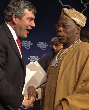 Gordon Brown, ministre britannique de l'économie avec Olusegun Obasanjo, 
