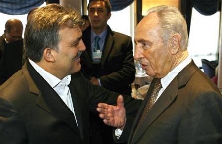 Abdullah Gul, ministre turc des affaires étrangères, et Shimon Peres