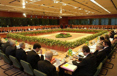 Sommet européen à Bruxelles. Autour de la table, les représentants des gouvernements des 25 pays-membres.